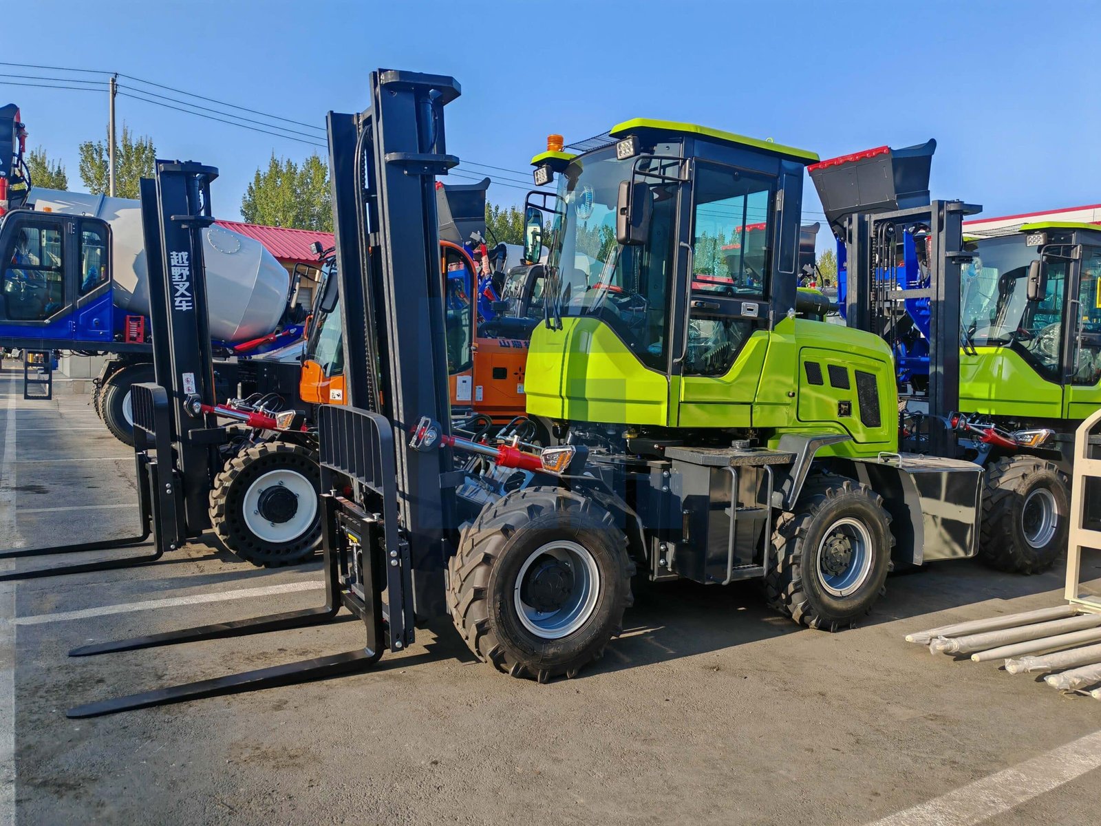 HIGHLAND HEAVY MACHINERY bright green rough terrain forklift fleet lineup, featuring heavy-duty black masts and enclosed cabins, parked in a sunny industrial yard for high utilization and rental ROI.