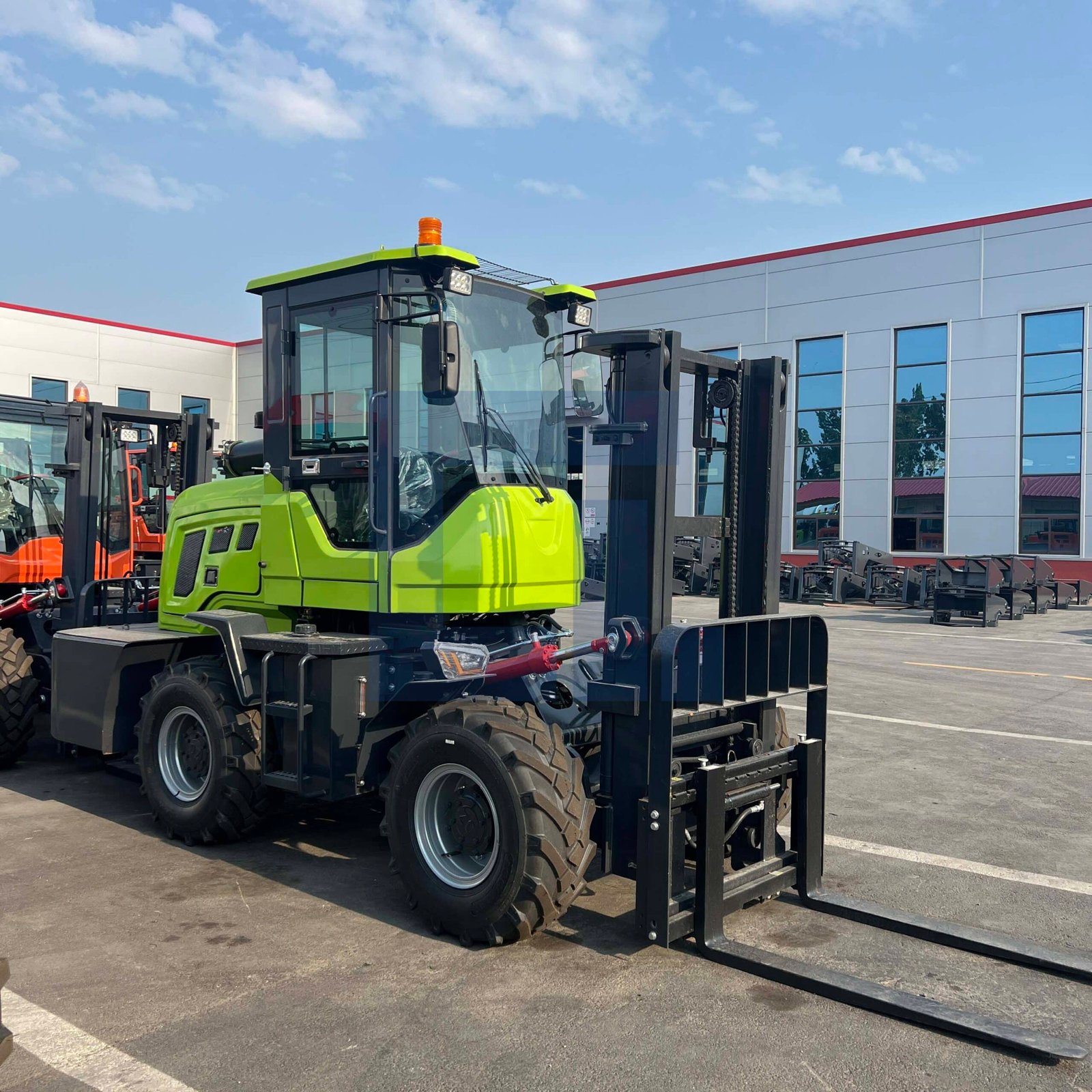 HIGHLAND HEAVY MACHINERY bright green rough terrain forklift with heavy-duty black mast and orange safety beacon, parked at a logistics yard, offering high cost-effectiveness for rental fleets and warehouse operations.