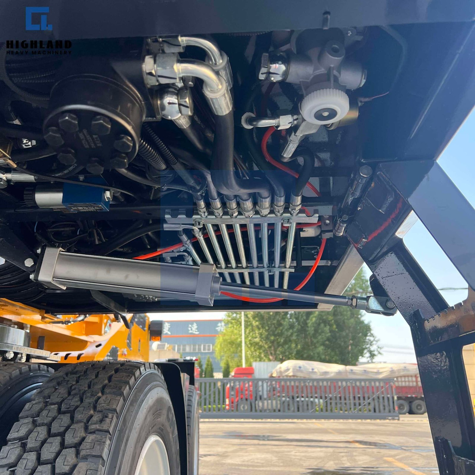 Detalle del bloque de válvulas hidráulicas y el enrutamiento de mangueras de alta presión en el chasis de un camión hormigonera autocargable HIGHLAND HEAVY MACHINERY.