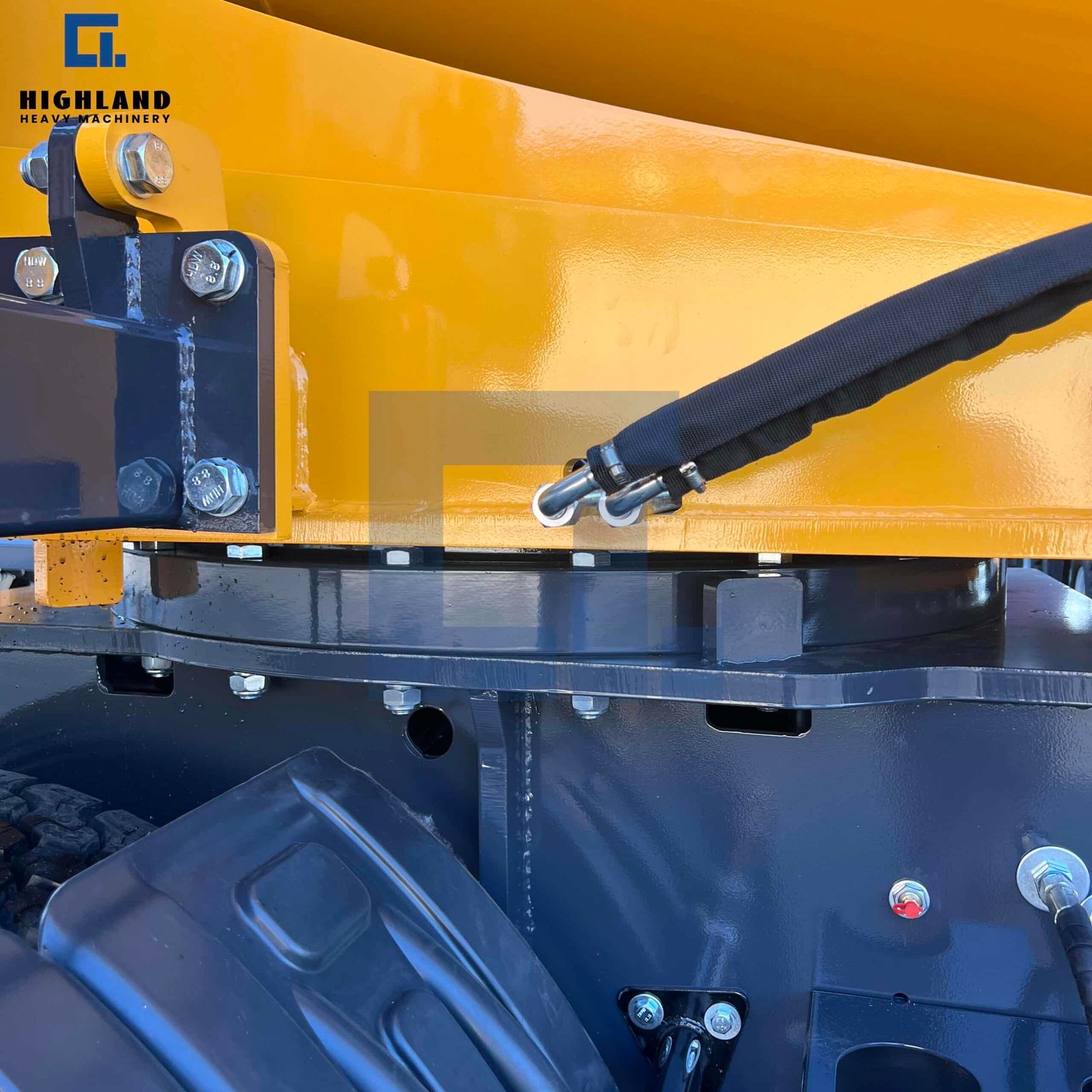 HIGHLAND HEAVY MACHINERY self loading concrete mixer truck slewing ring connection close-up, highlighting the heavy-duty flange, high-strength bolts, and reinforced hydraulic hose for reliable 360-degree rotation.